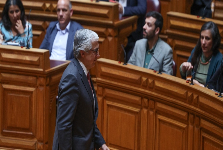 Aguiar-Branco não desiste da democracia e desafia partidos a rever regras da eleição da mesa