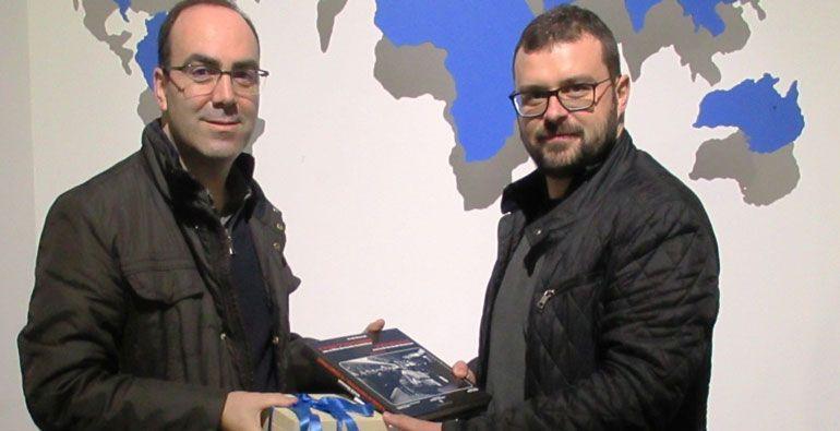 O historiador Daniel Bastos (esq.) no MEA-Museu da Emigração Açoriana, acompanhado de Rui Faria, coordenador do espaço museológico e presidente da AEA-Associação dos Emigrantes Açorianos, estabeleceu no início do presente mês de março uma parceria de cooperação com o MEA e tornou-se sócio da AEA.