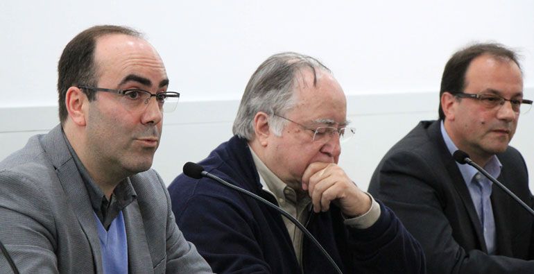 O historiador Daniel Bastos (esq.), na sessão de apresentação do livro trilingue “Gérald Bloncourt – Dias de Liberdade em Portugal”, na sede Associação 25 de Abril em Lisboa, acompanhado do coronel Vasco Lourenço, e do tradutor Paulo Teixeira (dir.)