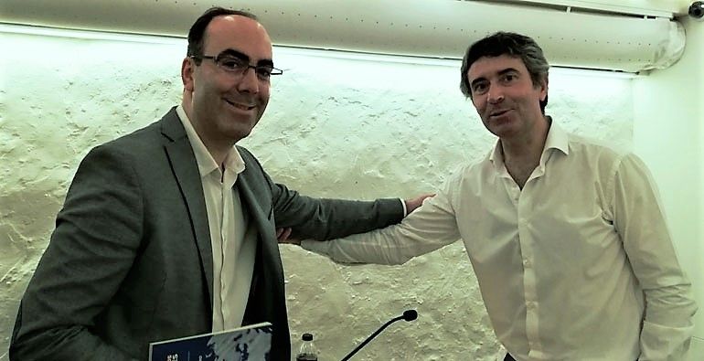 O historiador Daniel Bastos (esq.), cujo percurso tem sido alicerçado no seio da Lusofonia, esteve presente na sessão de apresentação, que decorreu na Livraria Lello, do livro “Valorizar os Portugueses no Mundo”, do Secretário de Estado das Comunidades Portuguesas, José Luís Carneiro (dir.)