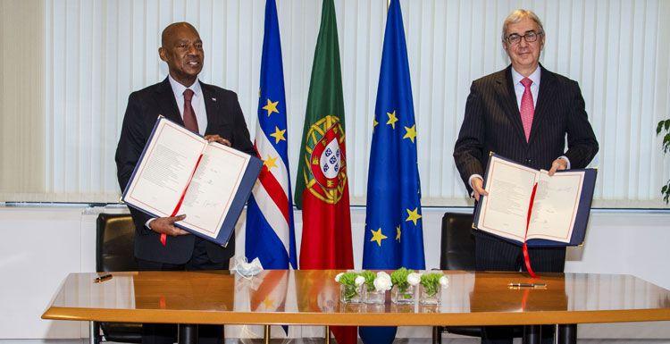 O representante permanente de Portugal Nuno Brito (D), e o embaixador de Cabo Verde junto da União, José Filomeno Monteiro - Tony Da Silva / Lusa