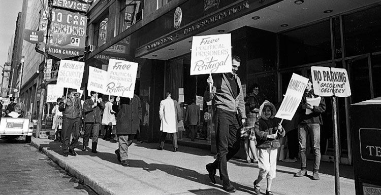 Manifestação de emigrantes e exiliados lusos em Toronto, no Canadá, a exigirem a libertação de presos políticos em Portugal (1966) - Photo by Reed, York University Libraries, Clara Thomas Archives & Special Collections, Toronto Telegram fonds, F0433, ASC08256.
