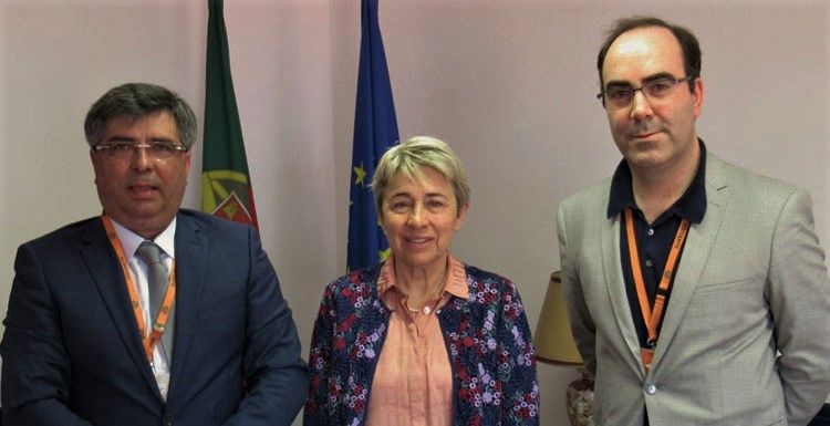 A Secretária de Estado das Comunidades Portuguesas, Berta Nunes, ladeada do empresário benemérito João Pina, instituidor da Fundação “Nova Era Jean Pina” (esq.), e do historiador Daniel Bastos (dir.), representante da instituição junto da diáspora