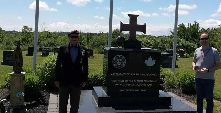 Em 2019, o historiador Daniel Bastos (dir), cujo percurso tem sido alicerçado no seio das Comunidades Portuguesas, visitou o monumento de homenagem aos militares portugueses e canadianos mortos em situações de guerra no cemitério Glen Oak Memorial Garden, na cidade de Oakville, junto a Toronto, na companhia do ex-combatente da Guerra Colonial, Artur Jesus (esq.), e atual Presidente da Assembleia Geral da Associação Cultural 25 de Abril em Toronto